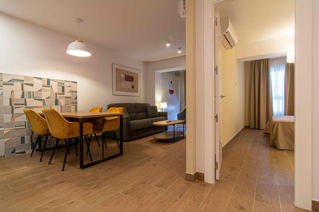 Apartamentos 1 Abril Malaga Bagian luar foto