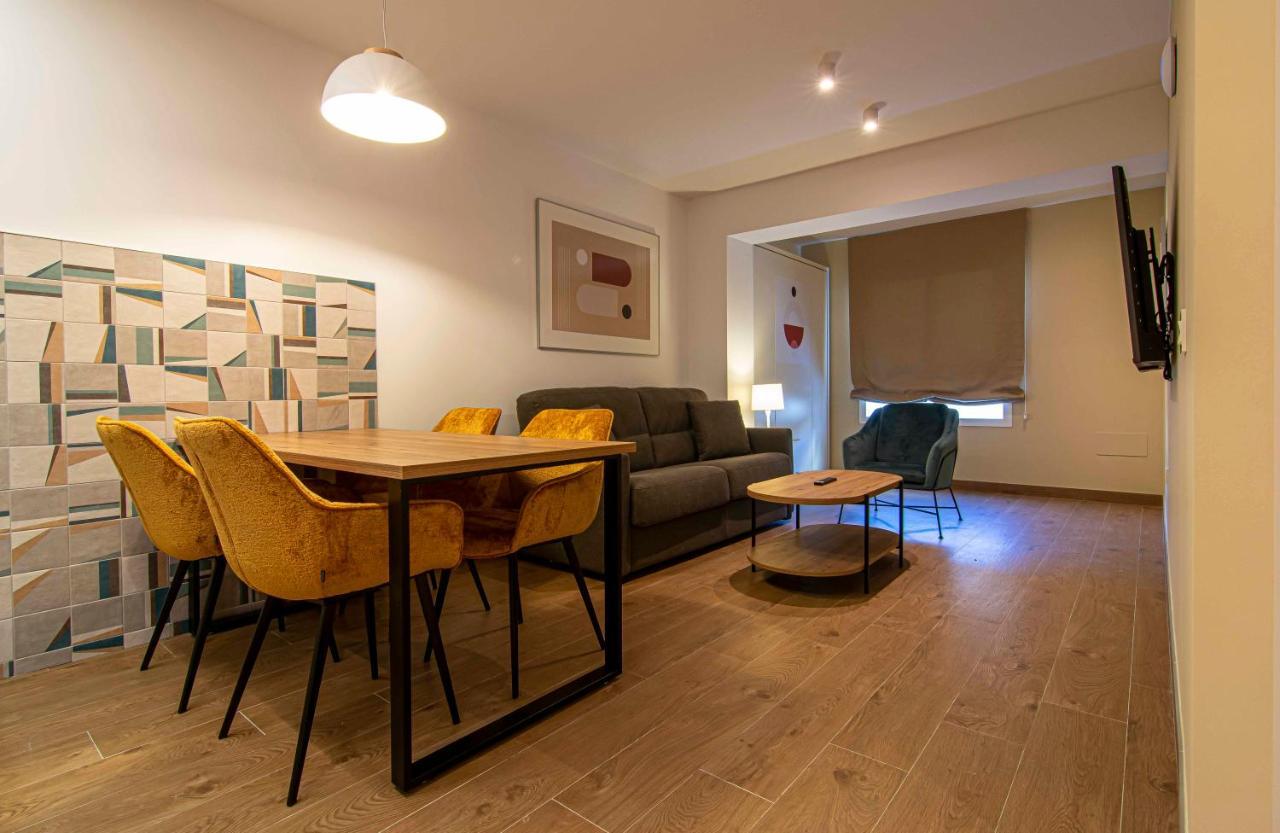 Apartamentos 1 Abril Malaga Bagian luar foto
