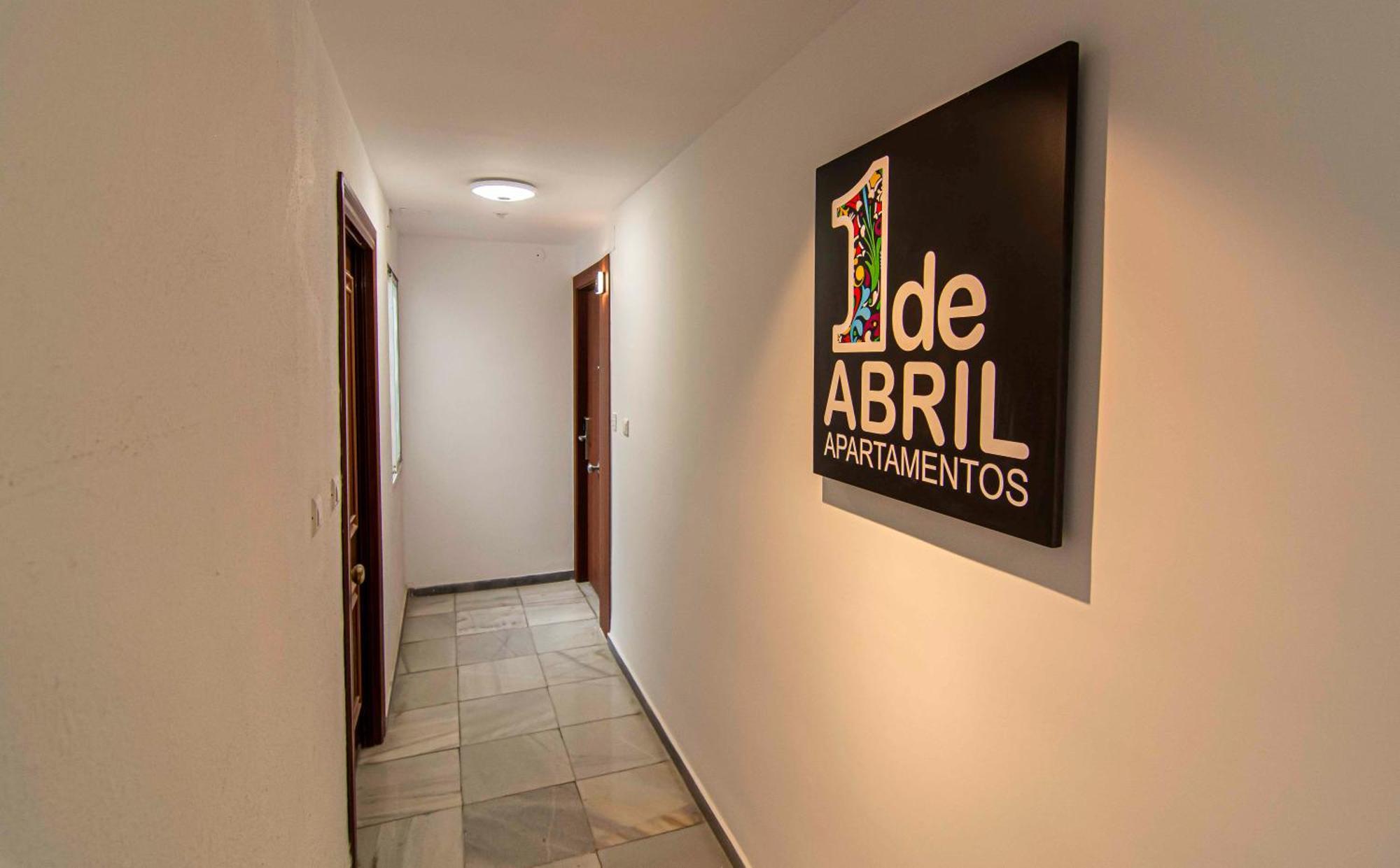 Apartamentos 1 Abril Malaga Bagian luar foto